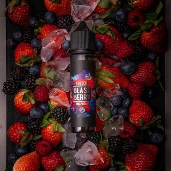 زجاجة نكهة Blast Berry FROZEN فوق توت ومكعبات ثلج من الأعلى بلاست بيري