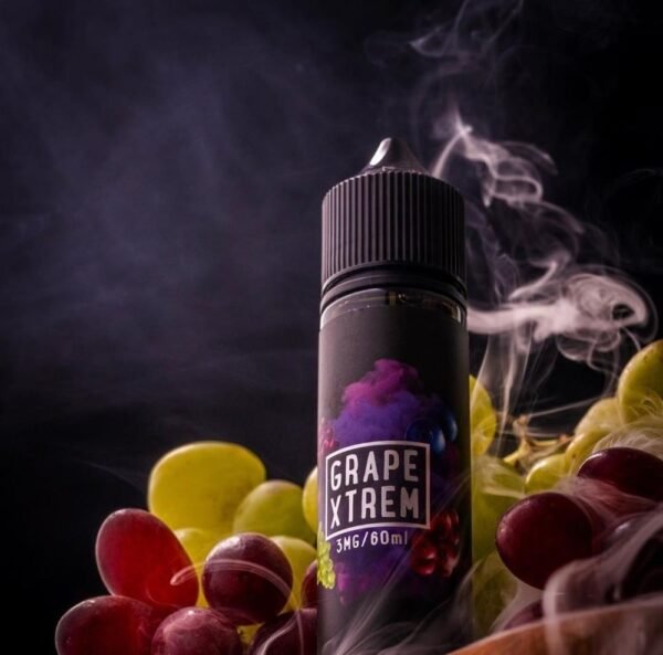 زجاجة نكهة فيب عنب اكستريم Grape Xtrem Vape عموديا مع عنب وبخار زجاجة نكهة فيب عنب اكستريم Grape Xtrem Vape عموديا مع عنب وبخار